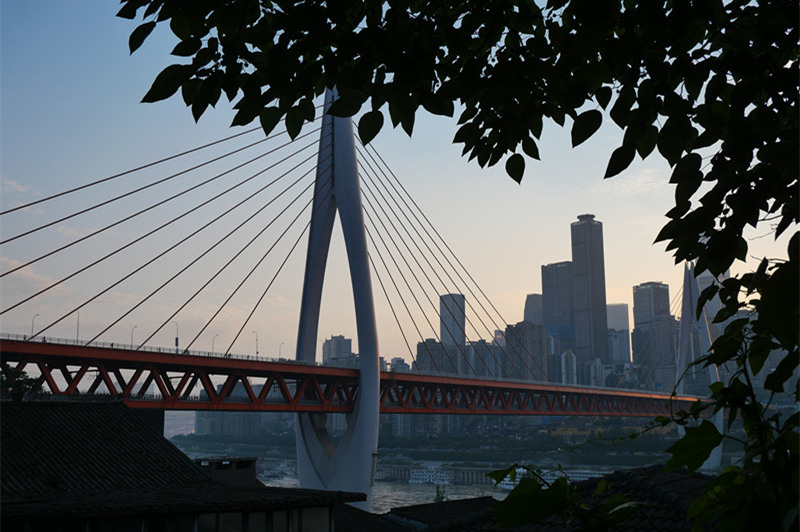 Ponte Chongqing Dongshuimen inova com lajes de núcleo oco de PRFV